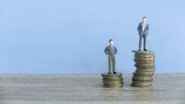 Mavi duvarın üstünde insanlar olan paralar yükseliyor..