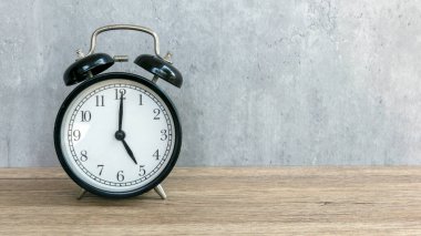 The Early Hours 'u kucaklayan: Saat 5: 00' te Tahta Masadaki Alarm Saatinin Anlamı
