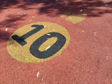 Gölgeler ve Yapraklarla Renkli Oyun Sahası 'nda 10 Numara