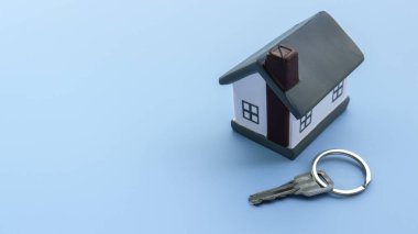 Mavi Yüzeyde Anahtarı Olan Ev Modeli - Gayrimenkul Konsepti