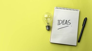 Sarı zemin üzerinde Ampul, Not Defteri ve Kalem ile Yaratıcı Fikirler