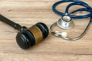 Gavel ve Stethoscope Ahşap Yüzey Hukuki ve Tıbbi Meslekleri Temsil Ediyor