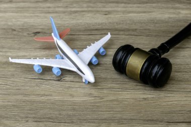 Oyuncak Uçak ve Yargıç Gavel Ahşap Yüzeyde - Yasal ve Havacılık Konsepti