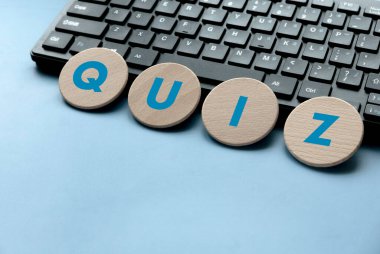 Klavye Arkaplanındaki Tahta Harflerle Sınav Kavramı