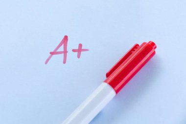 Beyaz Arkaplanda Kırmızı Kalemle Sınav Kağıdı Üzerine + Not