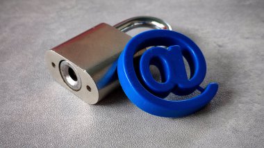 Sembolde ve asma kilitte. E- posta güvenliği kavramı.