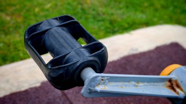 Siyah Plastik Pedala Kapalı Mekanizma Paslı Metal Kolu Eklendi