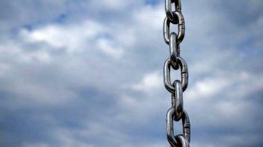 Birbirine Bağlı Metal Zinciri Bağlantıları Bulutlu Bir Arkaplana Karşı Yakın plan