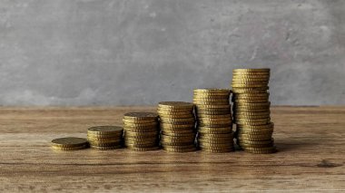 Tahta yüzeye istiflenmiş paralar