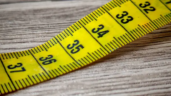 Tahta yüzeyde Sarı Ölçüm Bantları