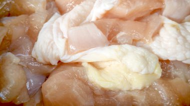 Çiğ Tavuk eti Taze Kümes hayvanlarını, Pişirme Malzemelerini ve Protein Kaynağını Temsil Ediyor