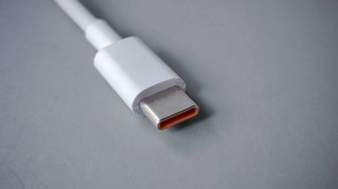 Beyaz kablo üzerinde bir USB tip C Bağlantısının yakın plan görüntüsü