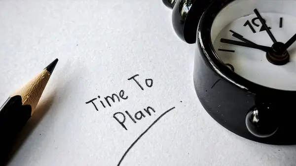 Planlama Zamanı. Bir Saatin, Kalemin ve El Yazılı Notun Kapanışı