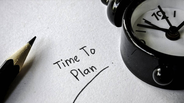 Время планировать. Закрытие часов, карандаша и рукописной заметки