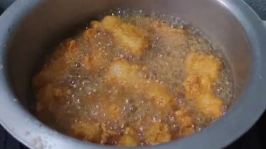 Altın Kızarmış Parçalar Sıcak Yağ 'da Cızırdıyor
