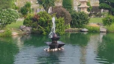 Yeşilliklerle çevrili Bereketli Bahçe Havuzu 'ndaki Huzur Çeşmesi