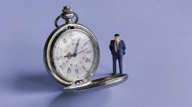 Minyatür İşadamı Mavi Arkaplanda Açık Cep Nöbeti