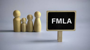 FMLA Aile ve Sağlık İzni Yasası 'nda, arkasında ahşap bir aile olduğu yazıyor..