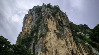 Görkemli kireçtaşı uçurumları Yeşil Bitkilerle çevrili