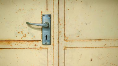 Paslı Metal Panelde Klasik Kapı Kolu