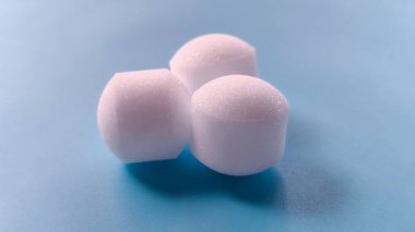 Mavi arkaplanda beyaz naftalin topları.