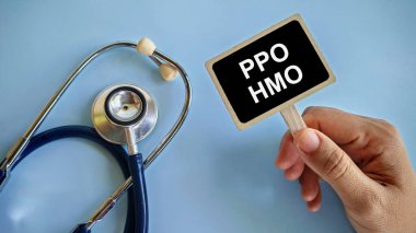 Yanında steteskopla 'PPO HMO' yazan bir el yazısı..