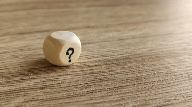 Soru İşaretli Tahta Zar