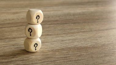 Soru İşaretli Üç Tahta Zar