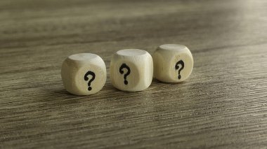 Soru İşaretli Üç Tahta Zar