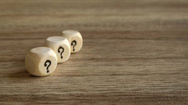 Soru İşaretli Üç Tahta Zar