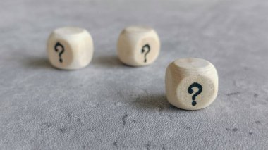 Soru İşaretli Üç Tahta Zar