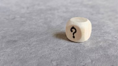 Soru İşaretli Tahta Zar