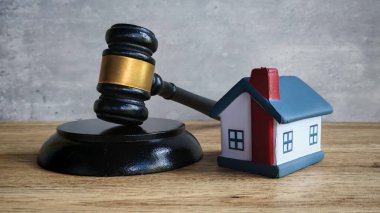 Gavel ve Minyatür Ev Ahşap Masa, Emlak Kanunu, Mülk Anlaşmazlıkları ve Açık Artırmaları Temsilcisi