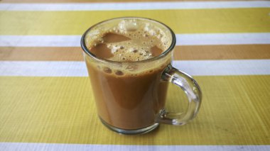 Çizgili Masada Köpüklü Malezya Teh Tarık