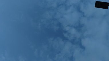 Zaman Hızı, İnci Cirrokümülüs 'ün Dinamik Hareketi Mavi Gökyüzünde Bulutlar Üzerinde