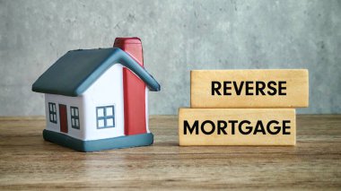 Minyatür Ev ve Ahşap Bloklarla İpotek Konseptini Tersine Çevir