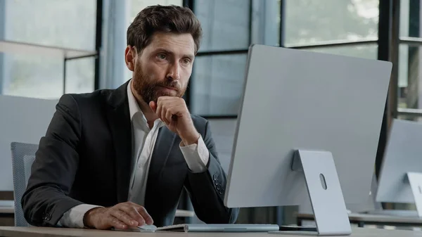 忙しい集中白人ひげを生やした大人40代男性Ceo会社の労働者マネージャー上司ビジネスマン問題のオフィス検索ソリューションでコンピュータに取り組むことは難しいオンライン思考を作成することを決定する — ストック写真