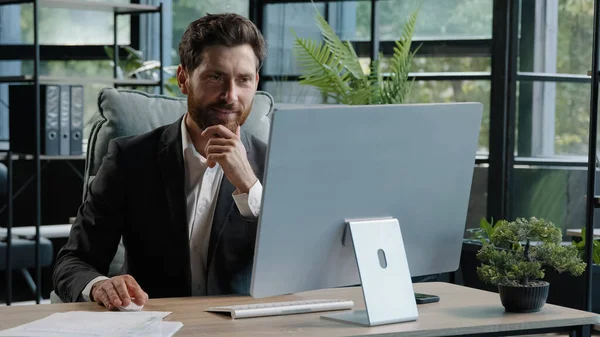 Занятой Взрослый Сорокалетний Бородатый Задумчивый Бизнесмен Работающий Компьютером Офисе Онлайн — стоковое фото
