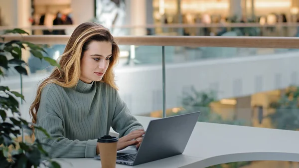 사업가 프리랜서 디자이너 사무실 공간에 책상에 노트북으로 커피를 마시는 메시지를 — 스톡 사진