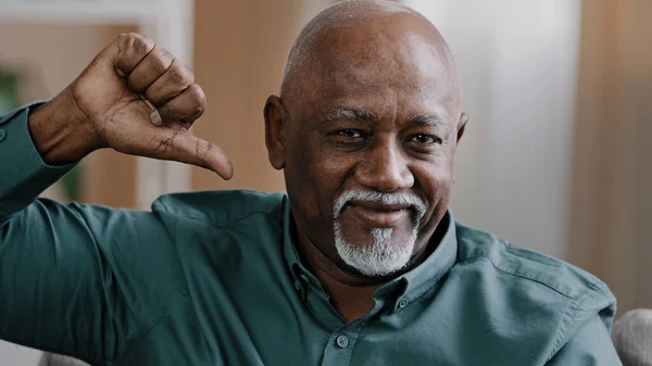 自信のある高齢アフリカ系アメリカ人男性の肖像屋内カメラを見て親指を負の感情成熟した古いビジネスマンを示す悪い態度の不承認を嫌うジェスチャーの不一致 — ストック写真