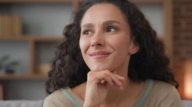 Dalgın rüya gören bayanı evinde düşün. Mükemmel cilt makyajlı bir kadın portresi. Düşünceli, düşünceli Latin kadın. Geleceği düşünüyor. Düşüncelerin derinlerinde dinleniyor.