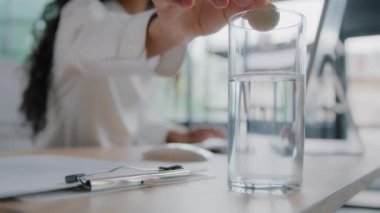 Kapalı bir bardak su. Tanınmayan bir iş kadını. Baş ağrısı çeken bir iş kadını. Cama coşkun aspirin tableti atan bir iş kadını.