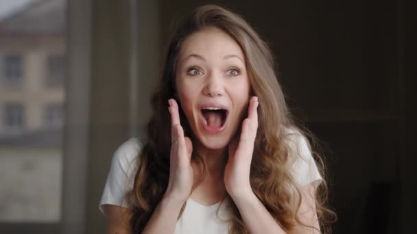 Retrato Feliz Entusiasta Emocional Jovem Sentindo Choque Alegria Surpreendido Menina — Vídeo de Stock