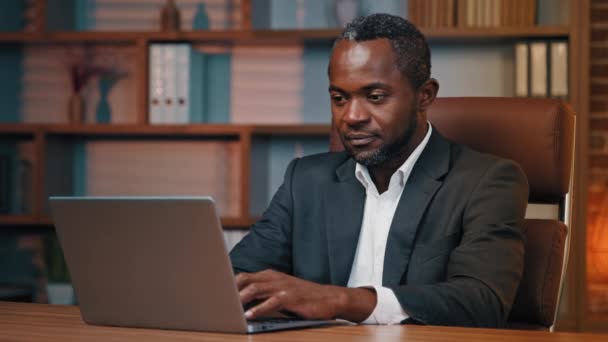 Merkez Ofiste Oturan Odaklanmış Bir Adam Başarılı Bir Adamı Üzerinde — Stok video