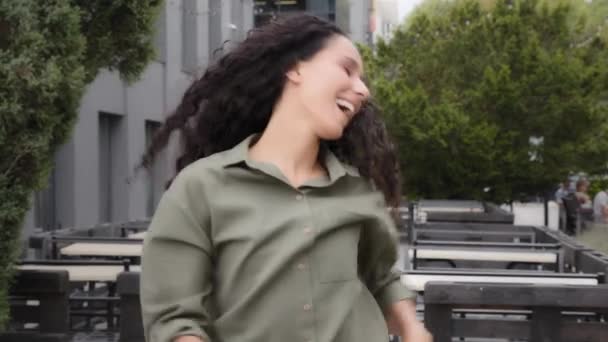Şehirde Dans Eden Komik Bayan Gülümseyen Neşeli Spanyol Kız Şarkı — Stok video
