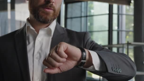 Close Mão Masculina Com Relógio Luxo 40S Homem Barbudo Empresário — Vídeo de Stock