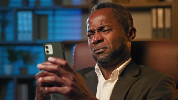 Volwassen Afro Amerikaanse Man Met Ontevreden Uitdrukking Houden Telefoon Lezen — Stockvideo