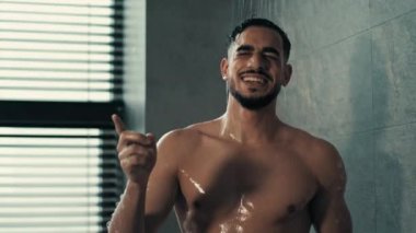 Banyoda dans eden adam şarkı söylüyor mutlu Hintli kaygısız Latin Latin çıplak erkek şarkı söylüyor duş dansında müzik dinliyor evde otel temizlik prosedüründe komik bir hareket