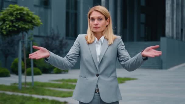Zdezorientowana Poważnie Zmieszana Zmieszana Bizneswoman Stojąca Zewnątrz Rozkłada Ramiona Wzrusza — Wideo stockowe