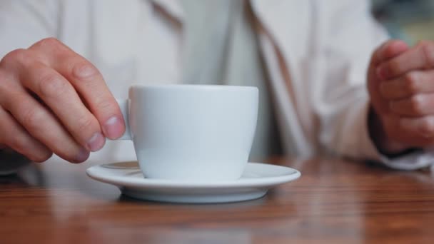 Крупным Планом Акцент Чашку Расслабленной Человек Сидит Кафе Пьет Кофе — стоковое видео